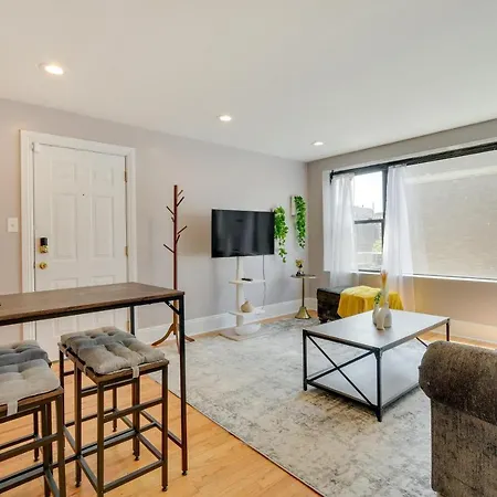 Pet-Friendly Urban Chicago Vacation Rental Condo